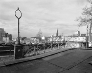 73517 Gezicht op de Weerdbrug over de Stadsbuitengracht te Utrecht, uit het zuidoosten. Op de achtergrond de huizen aan ...